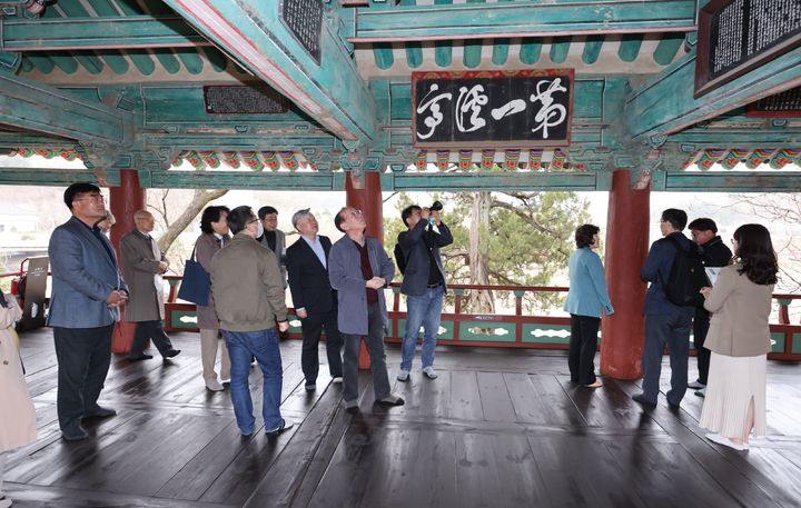 지난 24일 문화재청이 보물로 지정되어 있는 삼척 죽서루의 국보 승격을 위한 현지조사를 진행했다.삼척시 제공 *재판매 및 DB 금지