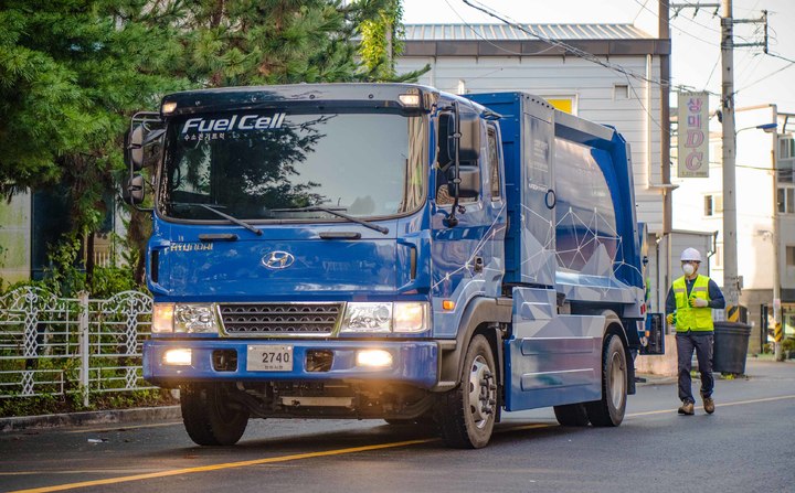 [서울=뉴시스] 이노션이 기획·제작한 현대자동차그룹 '수소청소트럭' 캠페인이 아시아·태평양 지역 대표 광고제인 애드페스트 2023에서 기업 이미지 및 사회책임 부문 금상, 론칭 부문 은상, 브랜드 경험 부문 동상을 받았다. (사진=이노션 제공) 2023.03.27 photo@newsis.com *재판매 및 DB 금지