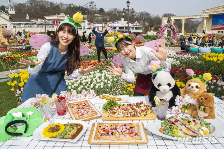  에버랜드 페어리 타운에서 선보이는 다양한 특선메뉴와 굿즈. (사진제공=에버랜드)