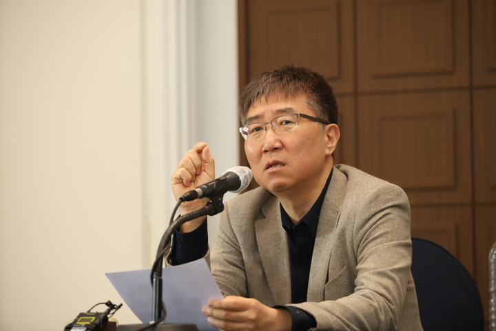 [서울=뉴시스] 사진은 장하준 영국 런던대 교수가 지난 2023년 3월27일 오전 서울 중구 프레스센터에서 열린 '장하준의 경제학 레시피' 출간 기념 기자간담회에서 발언하고 있는 모습. (사진=부키 제공) 2023.03.27. photo@newsis.com *재판매 및 DB 금지