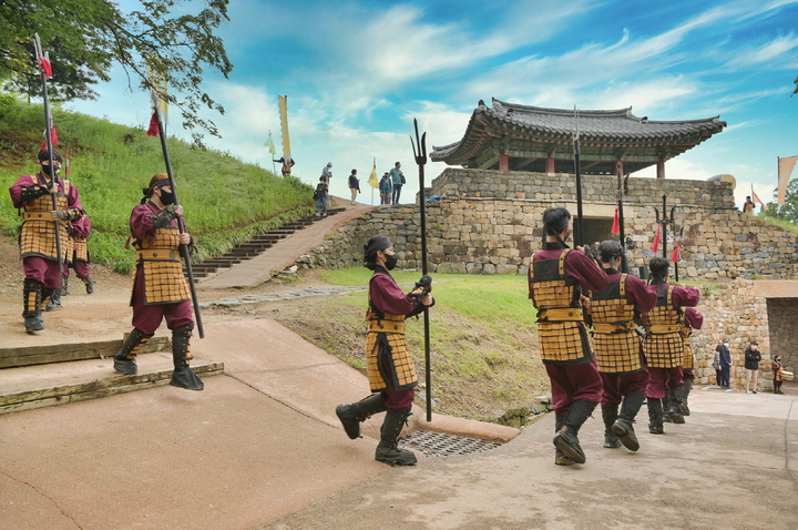 [뉴시스=공주]공산성에서 열리는 수문 교대식 모습.(사진=공주시) *재판매 및 DB 금지