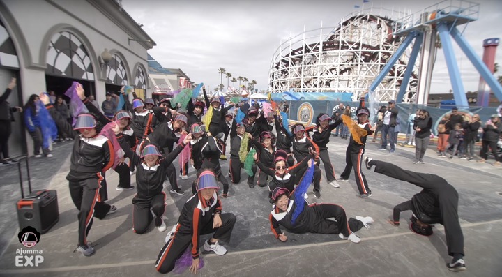 [서울=뉴시스] 미국 중년 한인 여성 댄스크루 '아줌마 EXP'가 지난 8일(현지시간) 세계 여성의 날을 기념해 캘리포니아주 샌디에이고에서 세 차례 플래시몹 공연을 펼쳤다.(사진출처 : 아줌마 EXP 유튜브 갈무리)2023.03.27 *재판매 및 DB 금지