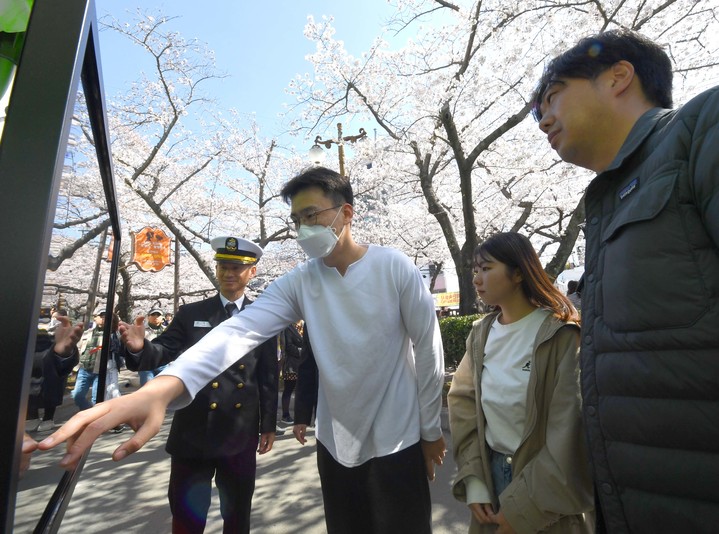 [창원=뉴시스] 강경국 기자 = 진해군항제 기간인 27일 경남 창원시 진해구 여좌천을 찾은 시민들이 해군모병홍보 부스에서 메타버스를 활용한 해군 가상현실 체험을 하고 있다. (사진=해군교육사령부 제공). 2023.03.27. photo@newsis.com *재판매 및 DB 금지