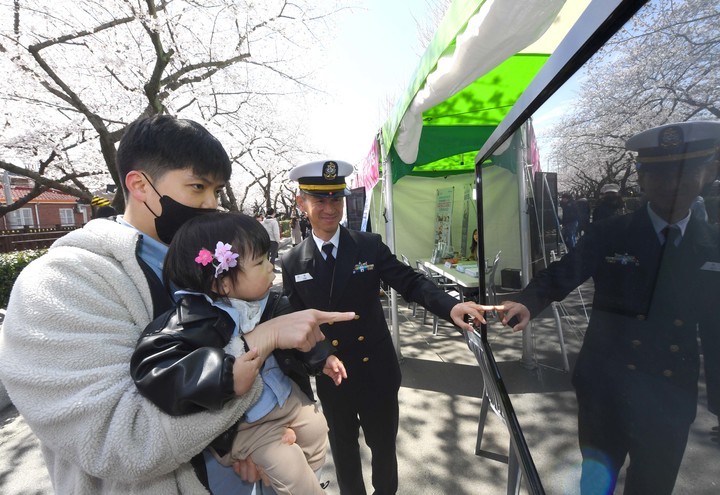 [창원=뉴시스] 강경국 기자 = 진해군항제 기간인 27일 경남 창원시 진해구 여좌천을 찾은 시민들이 해군모병홍보 부스에서 메타버스를 활용한 해군 가상현실 체험을 하고 있다. (사진=해군교육사령부 제공). 2023.03.27. photo@newsis.com *재판매 및 DB 금지