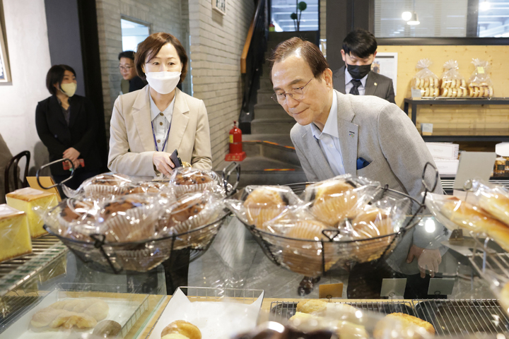 박상돈 충남 천안시장이 지난 25일 베리베리 빵빵데이 빵지순례에 참여해 한 참여업소에서 빵을 살펴보고 있다. 사진=천안시 제공 *재판매 및 DB 금지