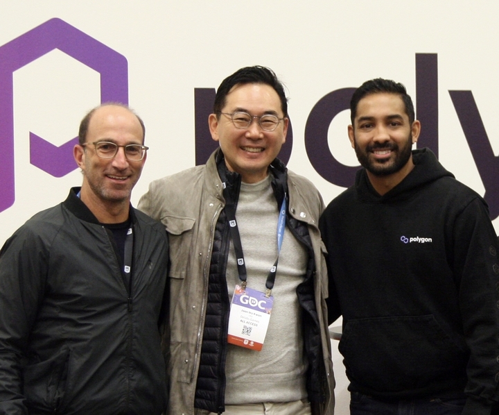 [서울=뉴시스]디랩스는 글로벌 게임 개발자 컨퍼런스 'GDC 2023'에서 폴리곤 랩스와 웹3 게임 '럼블 레이싱 스타' 생태계 구축 협업을 발표했다. 사진은 왼쪽부터 마이클 블랭크 폴리곤 COO, 권준모 디랩스 게임즈 CEO, 어빗 고엘 폴리곤 글로벌 게임 총괄 (사진=디랩스 제공) *재판매 및 DB 금지