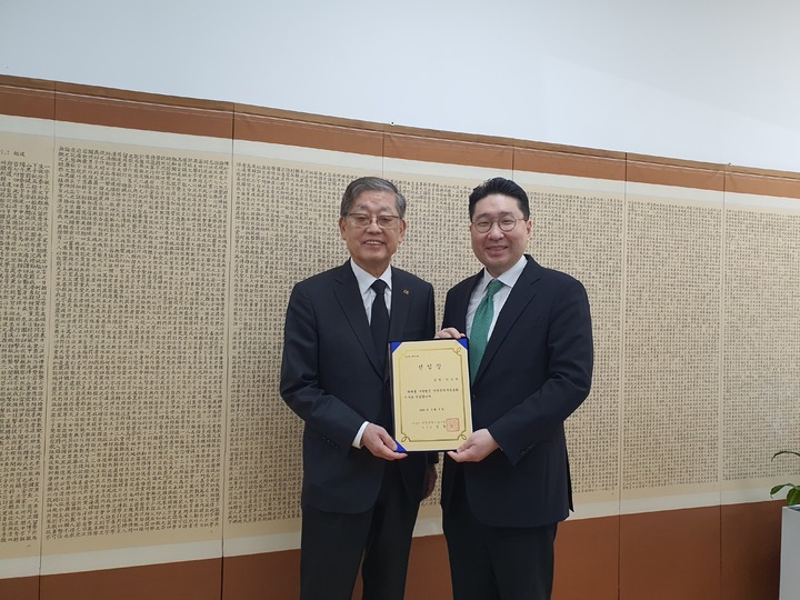 [서울=뉴시스]이상현 태인 이사가 김황식 안중근숭모회 이사장으로부터 임명장을 받고 있다.(사진= 태인 제공) photo@newsis.com  *재판매 및 DB 금지