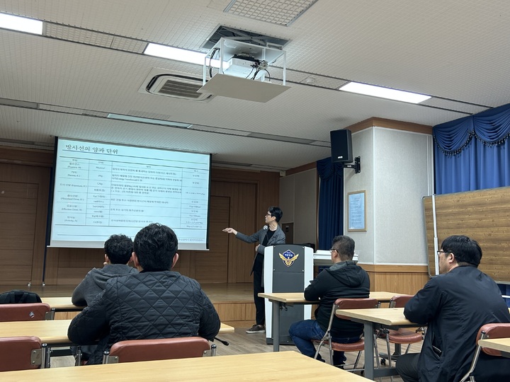 [부산=뉴시스] 남해해경청, 방사능 재난 대비 교육 장면. (사진=남해해경청 제공) *재판매 및 DB 금지