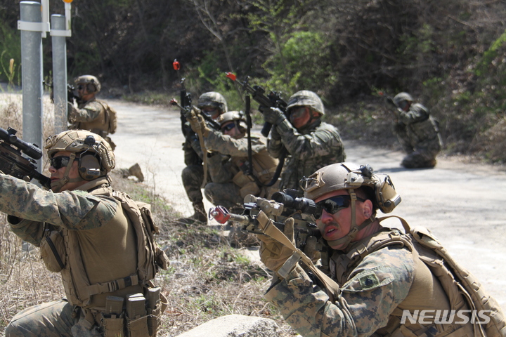 [포항=뉴시스] 안병철 기자 = 27일 해병대 1사단 황룡여단 산악대대는 미 제13해병원정대와 함께 연합 전술훈련을 실시했다. 2023.03.27. abc1571@newsis.com