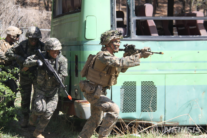 [포항=뉴시스] 안병철 기자 = 27일 해병대 1사단 황룡여단 산악대대는 미 제13해병원정대와 함께 연합 전술훈련을 실시했다. 2023.03.27. abc1571@newsis.com