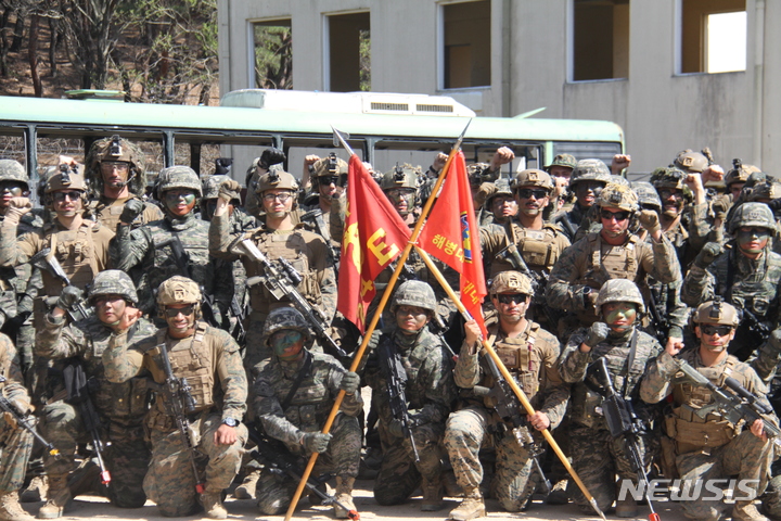 [포항=뉴시스] 안병철 기자 = 27일 해병대 1사단 황룡여단 산악대대는 미 제13해병원정대와 함께 연합 전술훈련을 실시했다. 2023.03.27. abc1571@newsis.com