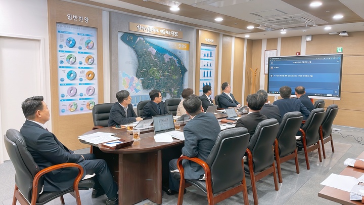 충남 당진시는 27일 시청에서 국·소장들과 '2023년 3월 월요 티타임'을 열고 인공지능 ‘챗 GPT’ 행정 활용 방안에 대해 논의했다. 사진=당진시 제공 *재판매 및 DB 금지