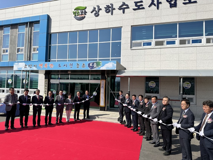 [보은=뉴시스] 안성수 기자 = 27일 충북 보은군 남부권 혁신지원센터 개소식이 열렸다. 남부권 혁신지원센터는 김영환 충북도지사의 공공기관 분산배치 공약사업으로 신산업 육성을 통한 지역 균형발전을 목적으로 한다. (사진=보은군 제공) 2023.3.27. photo@newsis.com *재판매 및 DB 금지