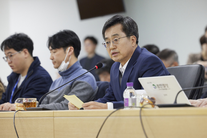 [수원=뉴시스] 27일 오후 경기도청 다목적회의실에서 열린 출입 언론인 간담회에서 김동연 경기도지사가 인사말을 하고 있다. (사진=경기도 제공) *재판매 및 DB 금지