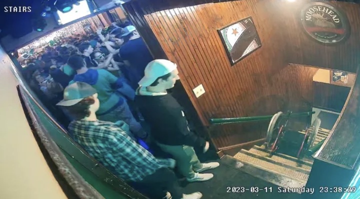 [서울=뉴시스] 북미 아이스하키 리그 팀 임원 아들이자 펜실베이니아주 머시허스트 대학교 아이스하키 리그 선수 카슨 브리어가 11일(현지시간) 에리의 한 선술집에서 장애인용 휠체어를 계단 아래로 내동댕이친 영상이 공개돼 논란이 일었다. (사진출처 : 트위터 갈무리)2023.03.27. *재판매 및 DB 금지