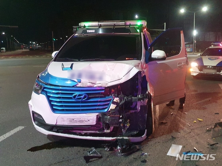 [인천=뉴시스] 이루비 기자 = 27일 오전 인천 중구 중산동 영종하늘도시 한 교차로에서 직진하던 오토바이와 좌회전하던 견인차량이 정면충돌했다. (사진=독자 제공)