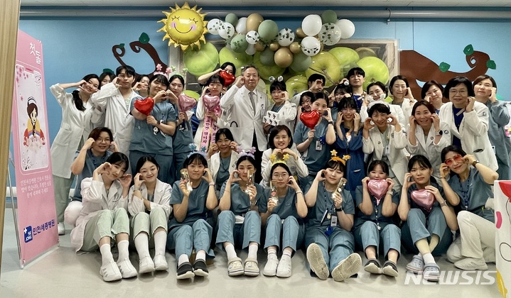 [인천=뉴시스] 정일형 기자 = 27일 첫 돌을 맞은 인천세종병원 신규 간호사들이 오병희 인천세종병원장(사진 뒷줄 가운데)과 김순옥 간호부원장 등 임직원들과 기념 사진촬영을 하고 있다. (사진은 세종병원 제공) 