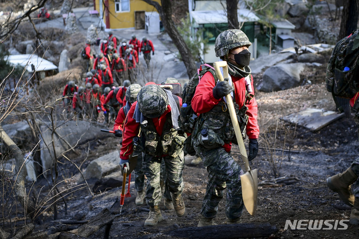 [인천=뉴시스] 이루비 기자 = 27일 해병대 2사단 장병들이 인천 강화군 마니산 산불 현장에서 잔불을 제거하기 위해 이동하고 있다. (사진=해병대 2사단 제공)