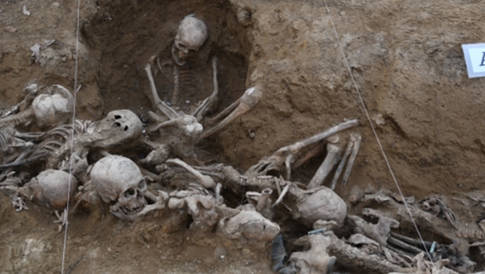 [서울=뉴시스] 전재훈 기자 = 진실화해위는 28일 오전 충남 아산시 배방읍 공수리 성재산 방공호에서 아산 부역 혐의 희생 사건의 유해를 공개했다. (사진=진실화해위) 2023.03.28. kez@newsis.com *재판매 및 DB 금지