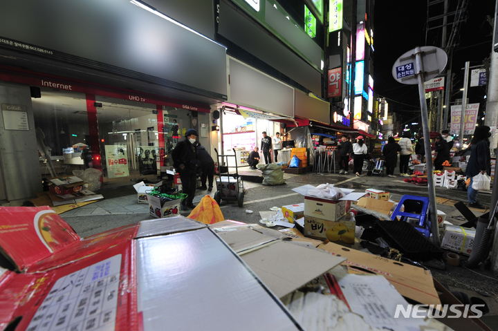[광주=뉴시스] 이영주 기자 = 27일 오후 광주 북구 말바우시장에서 노점상들이 차량 상가 돌진 사고 뒷수습을 하고 있다. 앞서 이날 오후 6시 3분께는 주변 교차로에서 시내버스에 들이받힌 승합차가 말바우시장 한 상가로 돌진하는 사고가 발생, 승합차 운전자와 버스 탑승객 총 19명이 가벼운 부상을 입어 병원으로 옮겨졌다. 2023.03.27. leeyj2578@newsis.com
