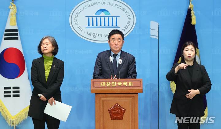 [서울=뉴시스] 추상철 기자 = 강득구 더불어민주당 의원이 27일 오전 서울 여의도 국회에서 더불어민주당 정순신 검사특권 진상조사단 TF의 반포고등학교 방문 결과 발표를 하고 있다. 2023.03.27. scchoo@newsis.com