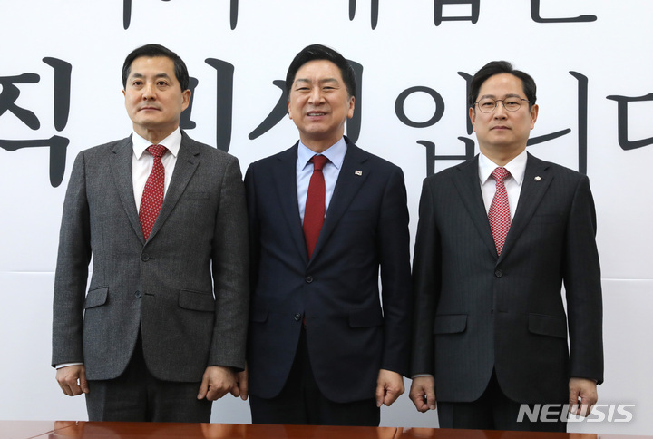 [서울=뉴시스] 전진환 기자 = 김기현(가운데) 국민의힘 대표가 27일 오전 서울 여의도 국회에서 박대출(왼쪽) 신임 정책위의장, 박수영 신임 여의도연구원장에게 임명장을 수여 후 기념촬영을 하고 있다. 2023.03.27. amin2@newsis.com