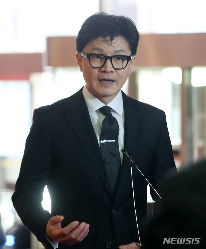 [서울=뉴시스] 추상철 기자 = 한동훈 법무부 장관이 27일 오전 서울 여의도 국회에서 취재진의 질문에 답변하고 있다. 2023.03.27. scchoo@newsis.com