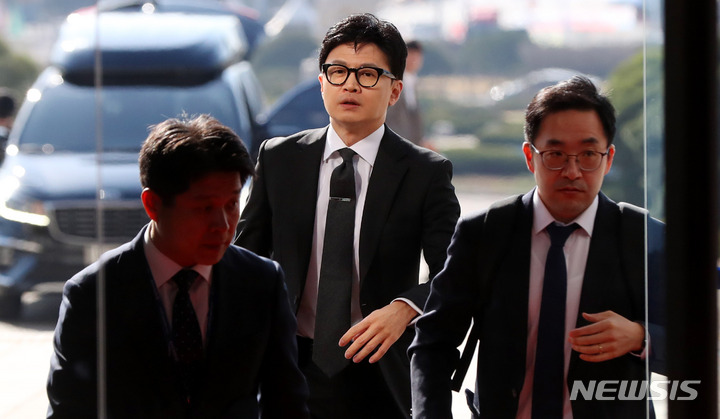 [서울=뉴시스] 추상철 기자 =&nbsp; 한동훈 법무부 장관이 27일 오전 서울 여의도 국회 본관으로 들어서고 있다. 2023.03.27. scchoo@newsis.com