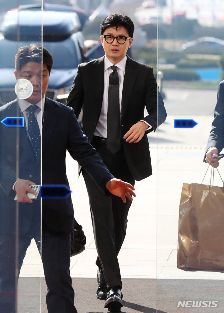 [서울=뉴시스] 추상철 기자 = 한동훈 법무부 장관이 27일 오전 서울 여의도 국회 본관으로 들어서고 있다. 2023.03.27. scchoo@newsis.com