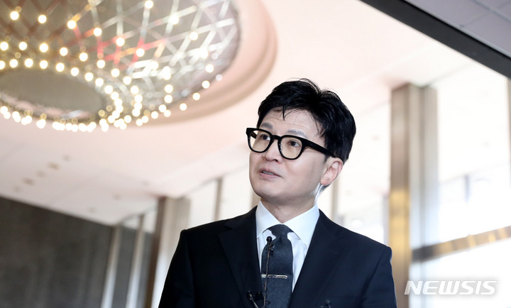 [서울=뉴시스] 추상철 기자 = 한동훈 법무부 장관이 27일 오전 서울 여의도 국회에서 취재진의 질문에 답변하고 있다. 2023.03.27. scchoo@newsis.com