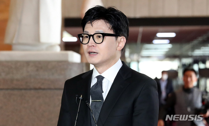 [서울=뉴시스] 추상철 기자 = 한동훈 법무부 장관이 27일 오전 서울 여의도 국회에서 취재진의 질문에 답변하고 있다. 2023.03.27. scchoo@newsis.com