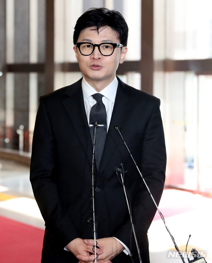 [서울=뉴시스] 추상철 기자 = 한동훈 법무부 장관이 27일 오전 서울 여의도 국회에서 취재진의 질문에 답변하고 있다. 2023.03.27. scchoo@newsis.com
