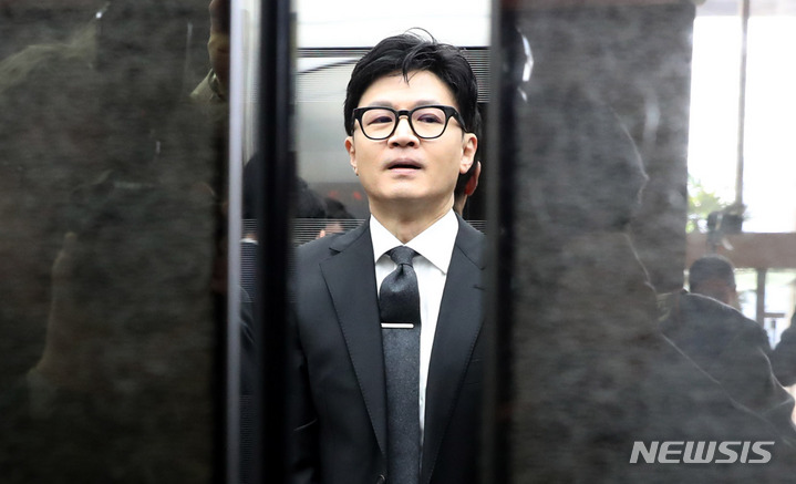 [서울=뉴시스] 추상철 기자 = 한동훈 법무부 장관이 27일 오전 서울 여의도 국회에서 법제사법위원회 전체회의에 출석하기 위해 엘리베이터에 탑승하고 있다. 2023.03.27. scchoo@newsis.com