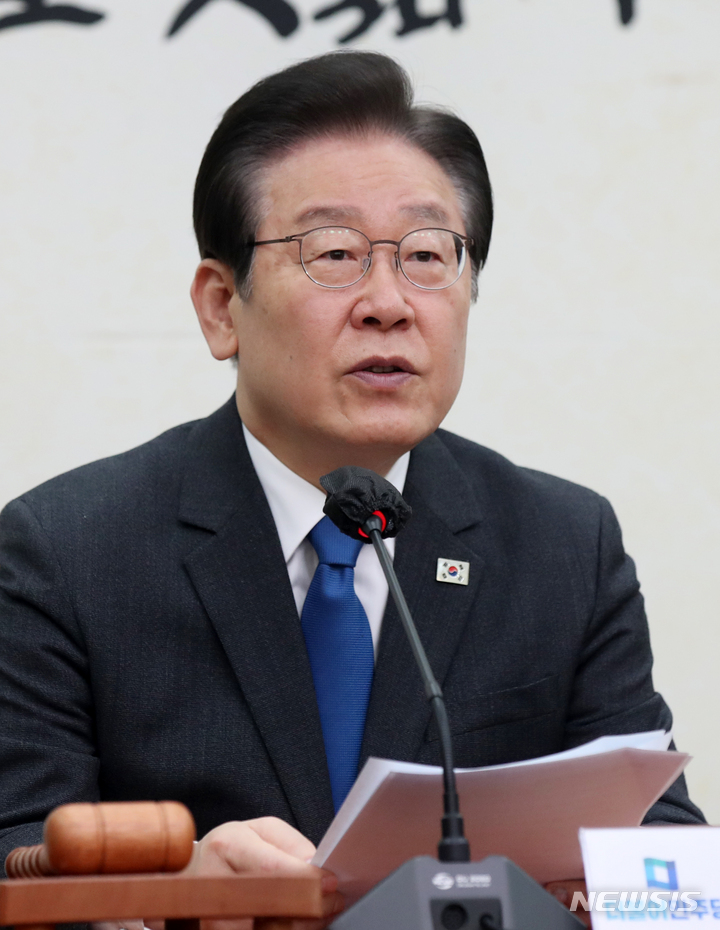 [서울=뉴시스] 고범준 기자 = 이재명 더불어민주당 대표가 27일 오전 서울 여의도 국회에서 열린 최고위원회의에서 발언하고 있다. 2023.03.27. bjko@newsis.com