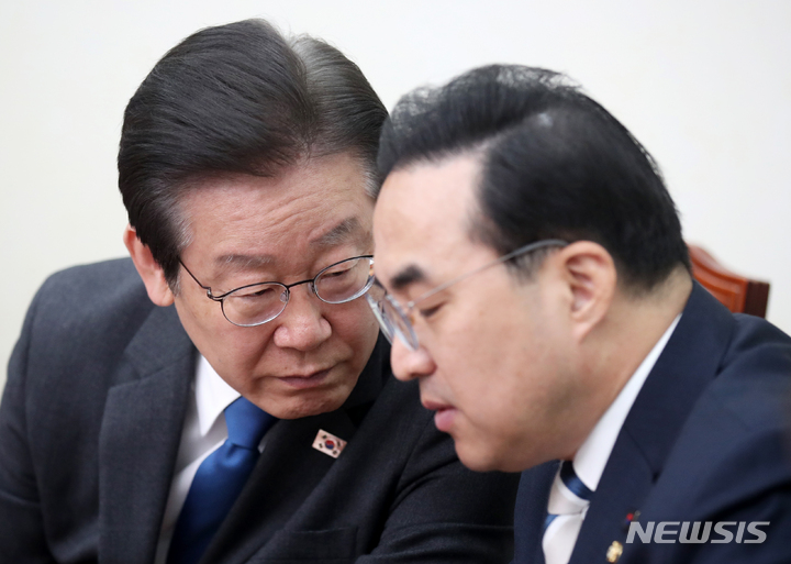 [서울=뉴시스] 고범준 기자 = 이재명 더불어민주당 대표와 박홍근 원내대표가 27일 오전 서울 여의도 국회에서 열린 최고위원회의에서 대화를 하고 있다. 2023.03.27. bjko@newsis.com