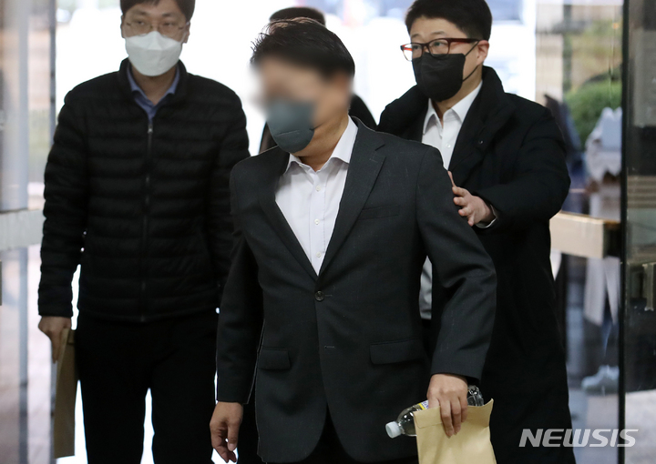 [서울=뉴시스] 조성우 기자 = 김인섭 전 한국하우징기술 대표 측근 김모 씨가 27일 오전 서울 서초구 서울중앙지방법원에서 열린 구속 전 피의자 심문(영장실질심사)에 출석하고 있다. 김모 씨는 지난 2019년 2월 이재명 당시 경기도지사의 '검사 사칭' 관련 허위사실공표에 의한 공직선거법 위반 혐의 재판에 증인으로 출석해 위증한 혐의를 받는다. 2023.03.27. xconfind@newsis.com
