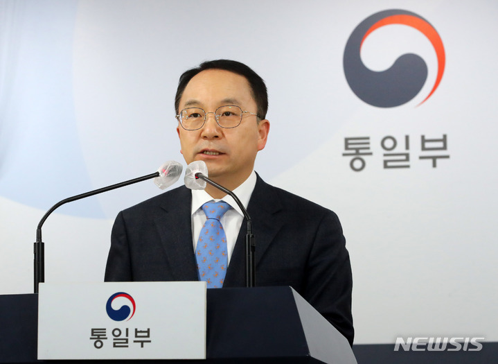 [서울=뉴시스] 배훈식 기자 = 구병삼 통일부 대변인이 27일 오전 서울 종로구 정부서울청사에서 정례 브리핑을 하고 있다. 2023.03.27. dahora83@newsis.com