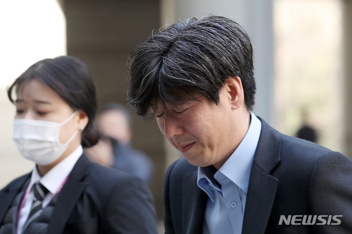 [서울=뉴시스] 조성우 기자 = 남욱 변호사가 27일 오전 서울 서초구 서울중앙지방법원에서 열린 대장동 개발 배임 혐의 관련 공판에 출석하고 있다. 2023.03.27. xconfind@newsis.com