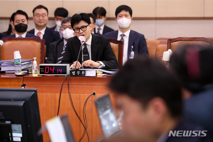 [서울=뉴시스] 이영환 기자 = 한동훈 법무부 장관이 27일 오전 서울 여의도 국회에서 열린 법제사법위원회 전체회의에서 의원들의 질의에 답하고 있다. 2023.03.27. 20hwan@newsis.com