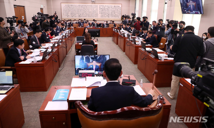 [서울=뉴시스] 추상철 기자 = 지난달 27일 오전 서울 여의도 국회에서 법제사법위원회 전체회의가 열리고 있다. 2023.03.27. scchoo@newsis.com