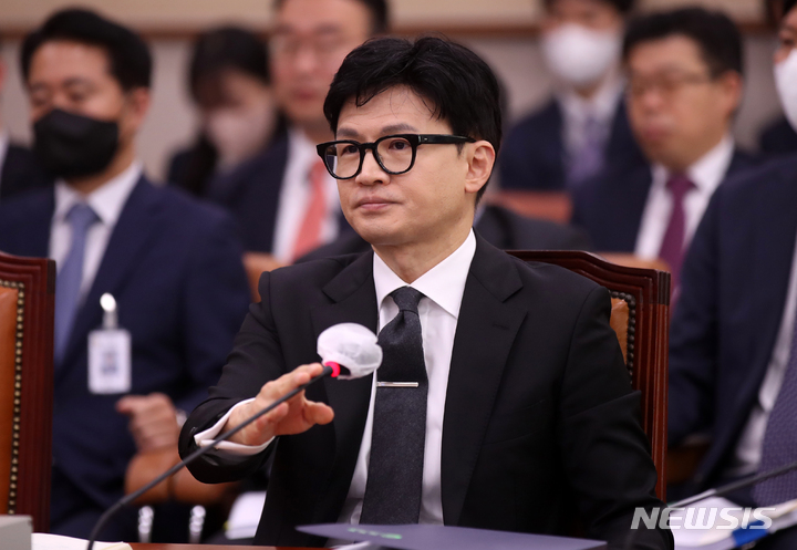 [서울=뉴시스] 고범준 기자 = 한동훈 법무부 장관이 27일 오전 서울 여의도 국회에서 열린 법제사법위원회 전체회의에서 의원 질의에 답변 후 마이크를 치우고 있다. 2023.03.27. bjko@newsis.com