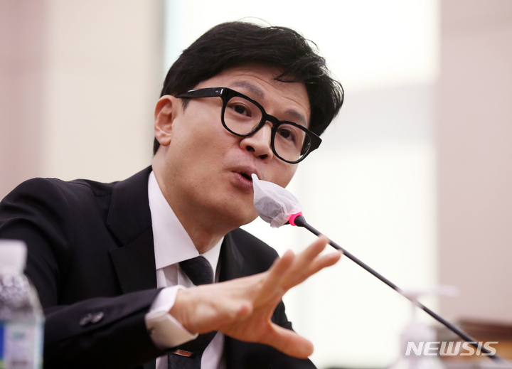 [서울=뉴시스] 고범준 기자 = 한동훈 법무부 장관이 27일 오전 서울 여의도 국회에서 열린 법제사법위원회 전체회의에서 의원 질의에 답변하고 있다. 2023.03.27. bjko@newsis.com