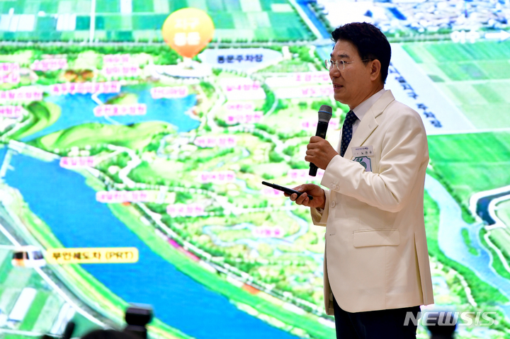[순천=뉴시스] 이영주 기자 = 노관규 순천시장이 27일 오전 전남 순천시 순천만생태문화교육원에서 열린 2023 순천만국제정원박람회 D-5 프레스데이 행사에 참석해 박람회 내용을 소개하고 있다. 2023.03.27. leeyj2578@newsis.com