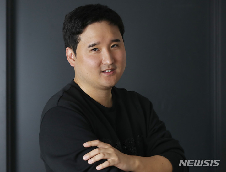 [화성=뉴시스] 조수정 기자 = 자동차 유튜버 '우파푸른하늘'로 활동중인 한승훈 씨가 22일 경기 화성시 스튜디오 랩타임에서 뉴시스와의 인터뷰에 앞서 포즈를 취하고 있다. 2023.03.27. chocrystal@newsis.com