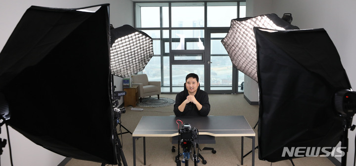 [화성=뉴시스] 조수정 기자 = 자동차 유튜버 '우파푸른하늘'로 활동중인 한승훈 씨가 22일 경기 화성시 스튜디오 랩타임에서 뉴시스와의 인터뷰에 앞서 포즈를 취하고 있다. 2023.03.27. chocrystal@newsis.com