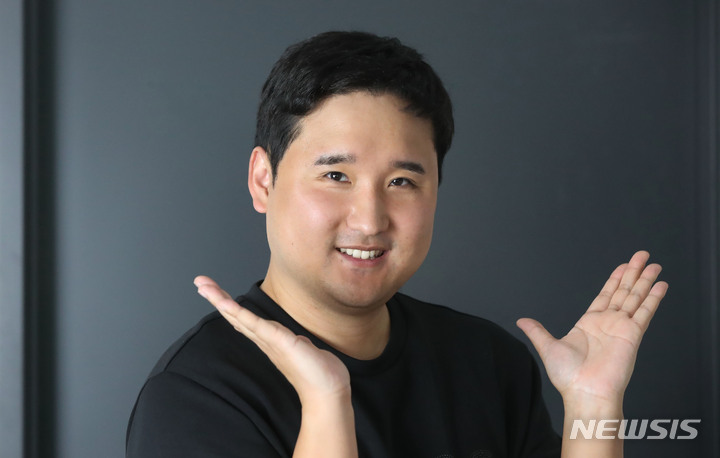 [화성=뉴시스] 조수정 기자 = 자동차 유튜버 '우파푸른하늘'로 활동중인 한승훈 씨가 22일 경기 화성시 스튜디오 랩타임에서 뉴시스와의 인터뷰에 앞서 포즈를 취하고 있다. 2023.03.27. chocrystal@newsis.com