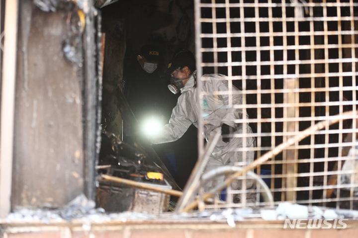 [안산=뉴시스] 김종택 기자 = 나이지리아 국적 어린이 4명이 숨진 경기도 안산시 단원구 한 빌라 화재현장에서 27일 오전 경찰이 소방 등과 함께 합동감식을 하고 있다. 사망자는 11세·4세 여아와 7세·6세 남아로 이들은 모두 남매 사이인 것으로 조사됐다. 2023.03.27. jtk@newsis.com
