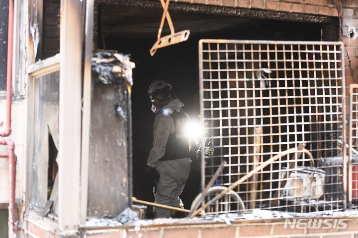 [안산=뉴시스] 김종택 기자 = 나이지리아 국적 어린이 4명이 숨진 경기도 안산시 단원구 한 빌라 화재현장에서 지난 27일 오전 경찰이 소방 등과 함께 합동감식을 하고 있다. 사망자는 11세·4세 여아와 7세·6세 남아로 이들은 모두 남매 사이인 것으로 조사됐다. 2023.03.27. jtk@newsis.com
