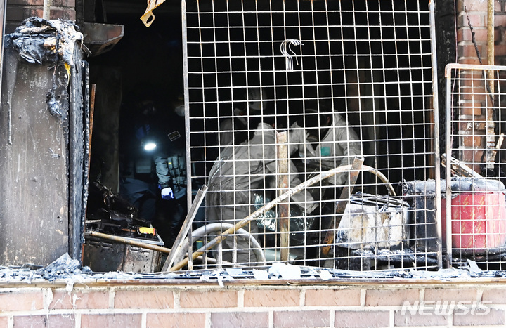 [안산=뉴시스] 김종택 기자 = 나이지리아 국적 어린이 4명이 숨진 경기도 안산시 단원구 한 빌라 화재현장에서 27일 오전 경찰이 소방 등과 함께 합동감식을 하고 있다. 사망자는 11세·4세 여아와 7세·6세 남아로 이들은 모두 남매 사이인 것으로 조사됐다. 2023.03.27. jtk@newsis.com