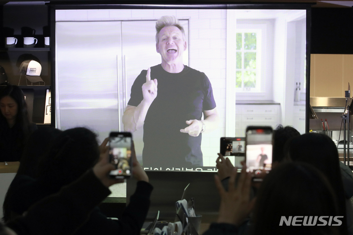 [서울=뉴시스] 조성우 기자 = 27일 오후 서울 강남구 현대백화점 무역센터점에 개점을 하루 앞둔 고든램지 스트리트 버거 매장에서 미디어행사가 열리고 있다. 2023.03.27. xconfind@newsis.com